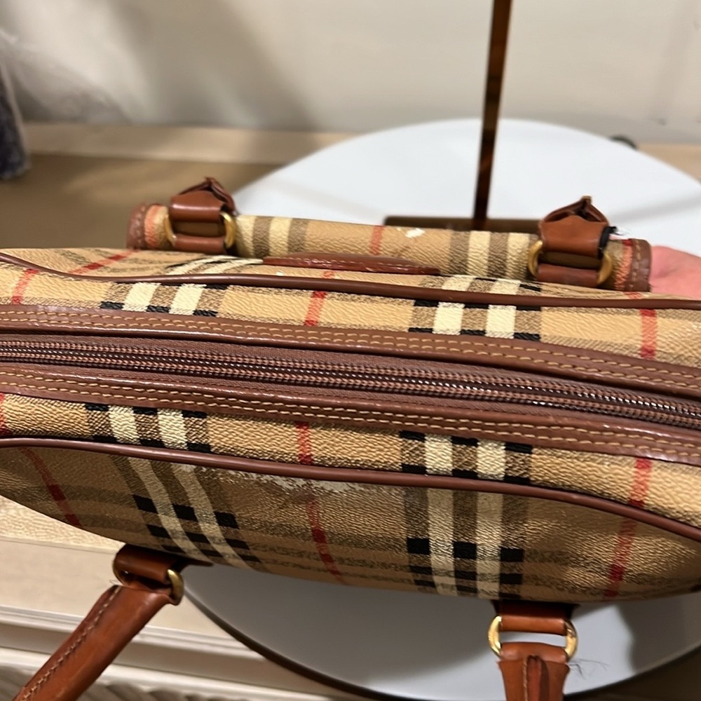 Burberrys Novacheck Bag with spots of peeling - Picture 9 of 11
